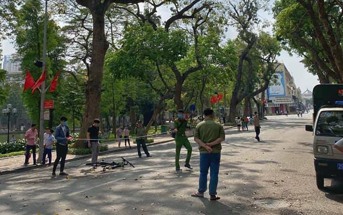 Cụ bà bị nam sinh cấp 2 đi xe đạp tông tử vong trên phố đi bộ hồ Gươm