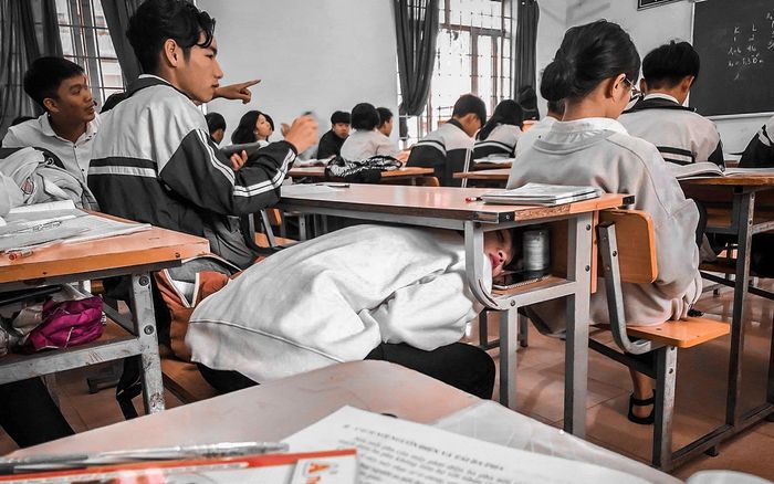 Cơn buồn ngủ ập đến, nữ sinh liền nghĩ ra tư thế ngủ cực 'khó đỡ' nhằm tránh sự phát hiện của giáo viên