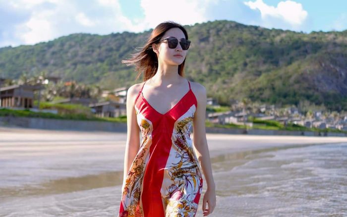 Hoa hậu Lương Thùy Linh diện váy hai dây khoe thềm ngực nõn nà khó cưỡng