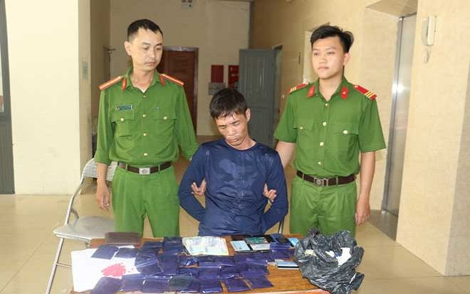 Người đàn ông cất giấu gần 7000 viên ma túy, thủ sẵn súng đạn đã lên nòng