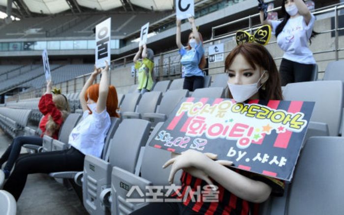 CLB Hàn Quốc xin lỗi vì dùng 'búp bê' thay khán giả