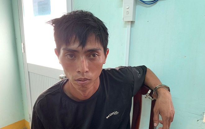 Nằm ngủ ở lề đường do nhậu xỉn, người đàn ông bị trộm lấy mất xe máy và điện thoại