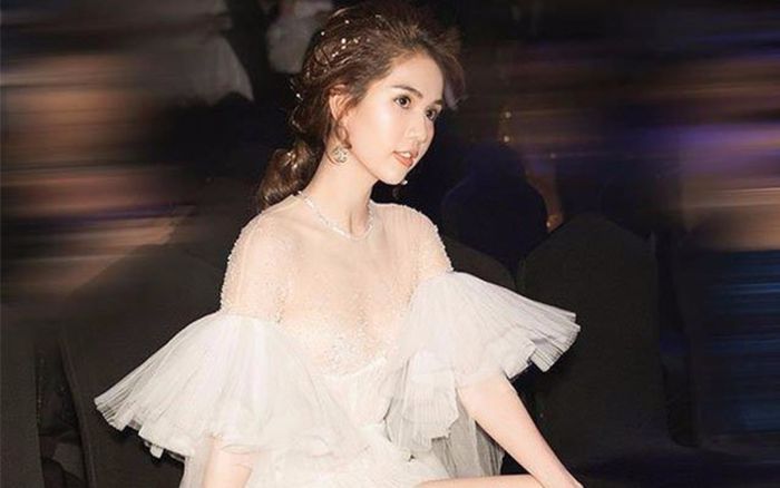 Ngọc Trinh phải đánh phấn, thoa dầu từ đầu đến chân mới có được dung nhan hoàn hảo
