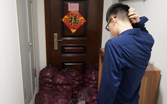 Sau chia tay, cô gái gửi thứ này tới nhà tình cũ khiến cả khu phố náo loạn