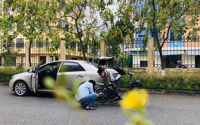 Khoảnh khắc thầy giáo dừng ô tô xuống sửa xe cho học trò giữa cái nắng gay gắt khiến nhiều người xúc động