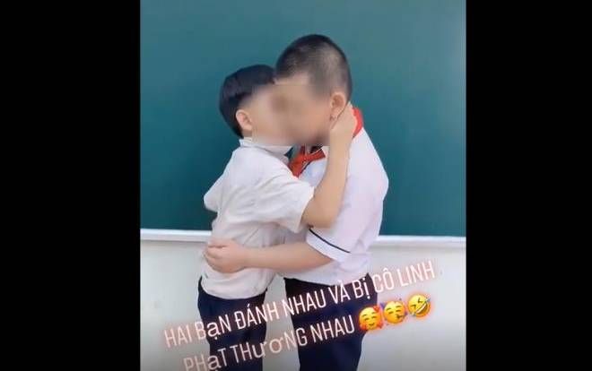 Cô giáo phạt 2 nam sinh hôn má để giảng hòa sau khi đánh nhau gây tranh cãi dữ dội