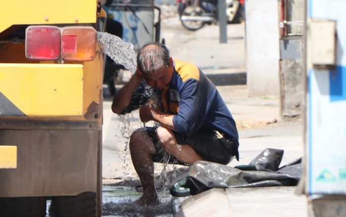 Người Hà Nội gồng mình trong cái nóng hơn 40 độ C như thiêu như đốt