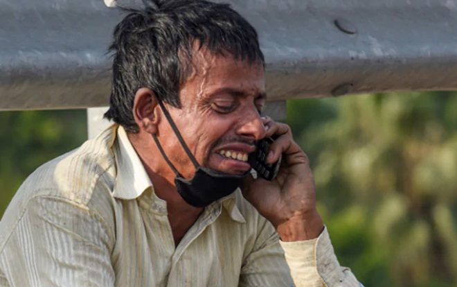 Người cha bật khóc bên đường vì không có tiền về nhà khi biết tin con vừa mất