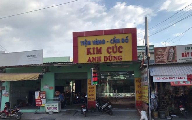 Truy tìm đối tượng dỡ mái tôn, đu dây đột nhập tiệm vàng rồi 'khoắng' sạch số vàng lớn