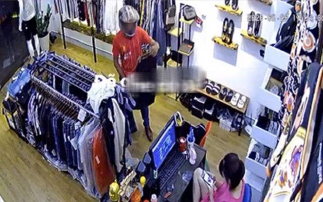 Người đàn ông có hành động 'biến thái' trước mặt nữ nhân viên tại cửa hàng quần áo gây bức xúc