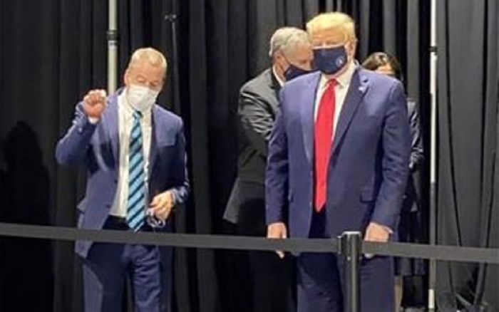 Tổng thống Trump thừa nhận không đeo khẩu trang là để chọc tức cánh nhà báo