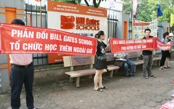 Phụ huynh căng băng rôn phản đối Hệ thống giáo dục Bill Gates tổ chức học thêm ngoài giờ