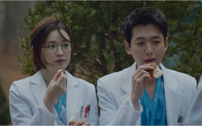 Hospital Playlist (Chuyện đời bác sĩ): Khán giả cười sặc với độ đôi thực thần trong truyền thuyết Kim Jun Wan và Chae Song Hwa
