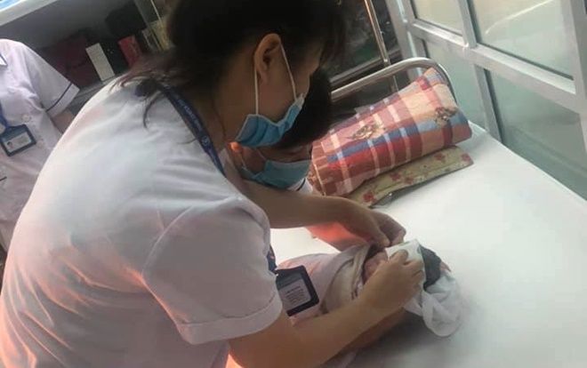 Nhân viên Trung tâm kiểm soát dịch bệnh đỡ đẻ cứu sống hai mẹ con sản phụ vỡ ối trên đường đến bệnh viện