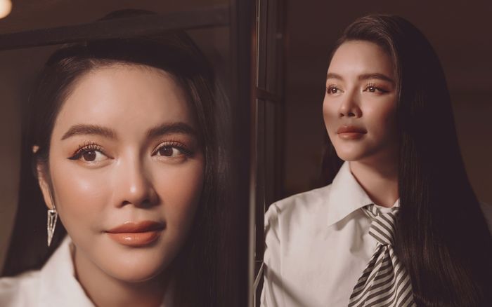 Lý Nhã Kỳ diện áo sơ-mi cùng chân váy như nữ sinh nhưng vẫn toát lên vẻ sang trọng mê hồn