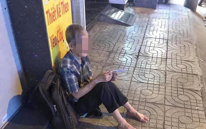 Thấy cụ ông mù lòa ngồi bán vé số ở góc đường, cô gái trẻ đã có hành động đẹp khiến nhiều người cảm động