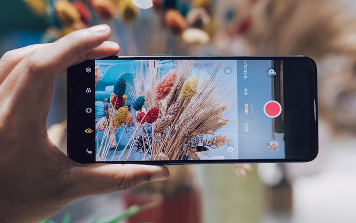 Với OPPO Reno3 bạn có hẳn chiếc smartphone đa-zi-năng từ chụp ảnh đến quay video