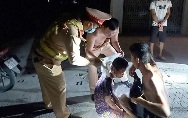 Hình ảnh Đại úy CSGT cởi áo băng bó cho người bị tai nạn giữa đêm khuya khiến cộng đồng mạng xúc động