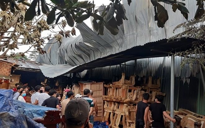 Xưởng gỗ nằm trong khu dân cư ở Đồng Nai bốc cháy dữ dội, nhiều tài sản bị thiêu rụi