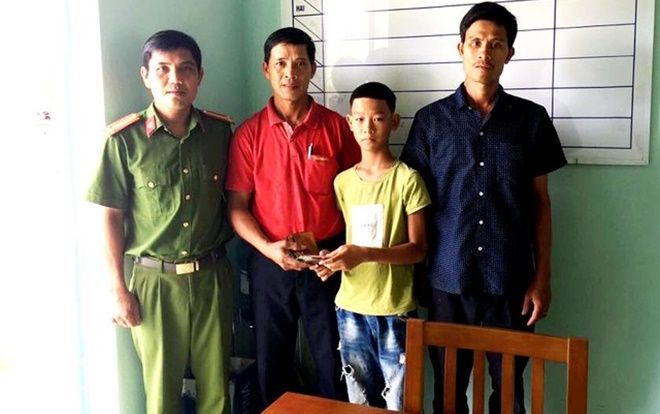 Học sinh lớp 6 ở Quảng Nam trả lại tiền cho người đánh rơi