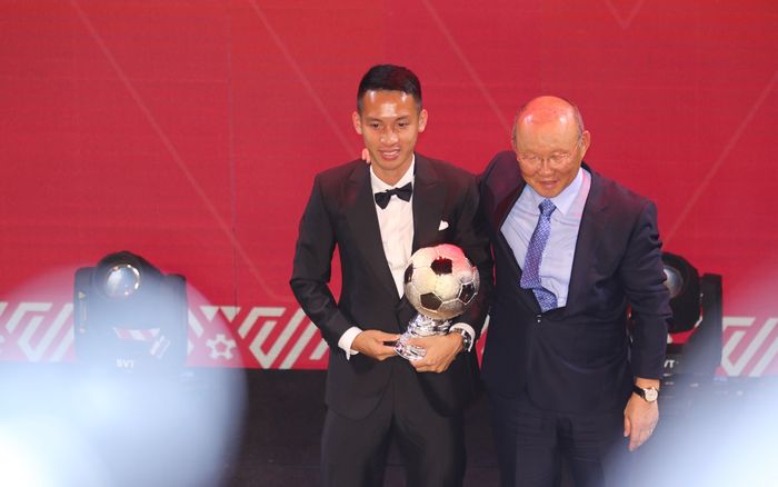 Hùng Dũng giành QBV 2019: Phần thưởng xứng đáng cho 'chiến binh' thầm lặng