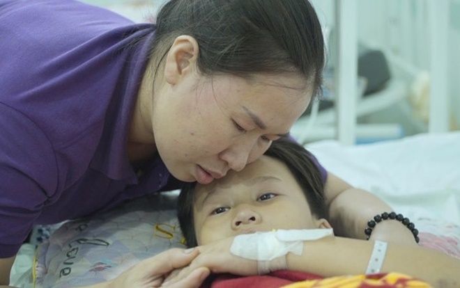 Cậu bé bị gãy chân mong nhận món quà từ Quang Hải