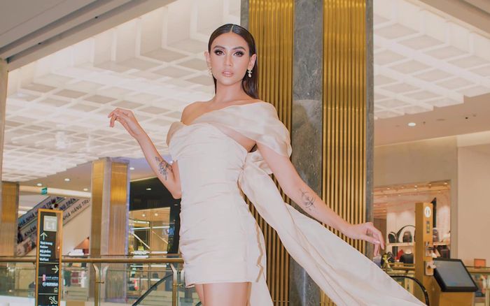 Mặc váy quá quyến rũ khoe khéo vòng 1, Võ Hoàng Yến phải mượn tạm áo khoác để che chắn