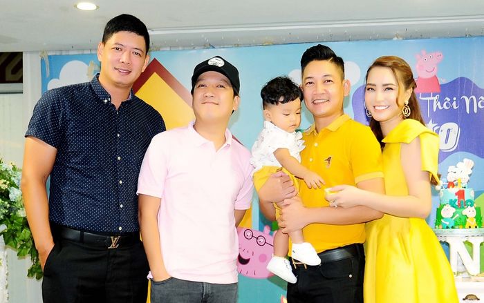 Trường Giang, Bình Minh 'đánh lẻ' dự tiệc thôi nôi con trai Thành Đạt - Hải Băng