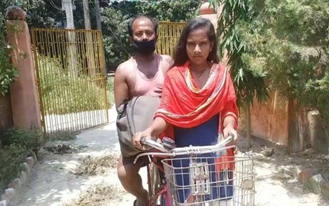 Hành trình vượt 1.200 km của nữ sinh 15 tuổi chở người cha tàn tật về quê giữa dịch COVID-19