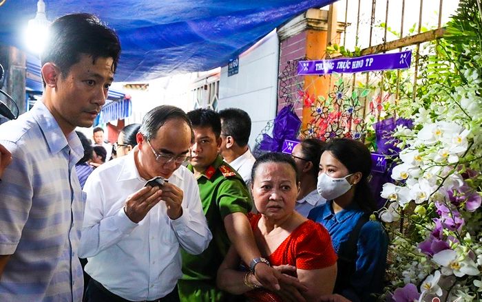 Xót thương hoàn cảnh cháu bé tử vong do bị cây đè: Người mẹ liên tục ngất xỉu trong lễ tang, đau lòng cảnh ‘người đầu bạc tiễn kẻ đầu xanh’