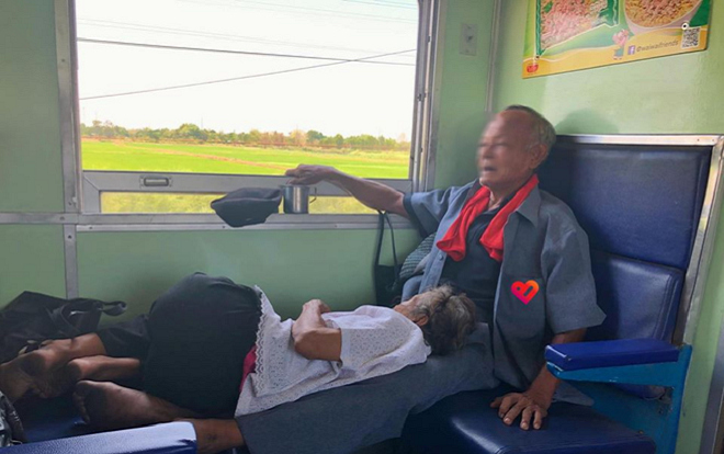 Ấm lòng khoảnh khắc cụ ông kê chân lên cho cụ bà nằm ngả lưng trên chuyến tàu xa: 'Cứ ngủ đi, tôi chẳng mỏi gì cả…'