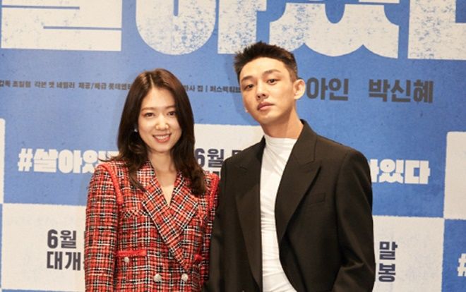 Yoo Ah In tình tứ, nắm chặt tay Park Shin Hye tại họp báo phim zombie '#ALIVE'