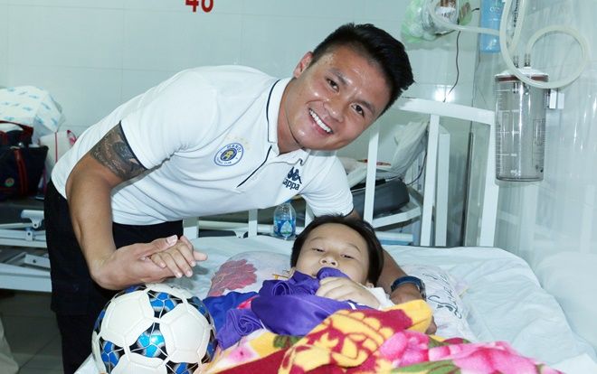 Xúc động cảnh Quang Hải đến động viên bé Thịnh vượt qua nỗi đau gãy chân