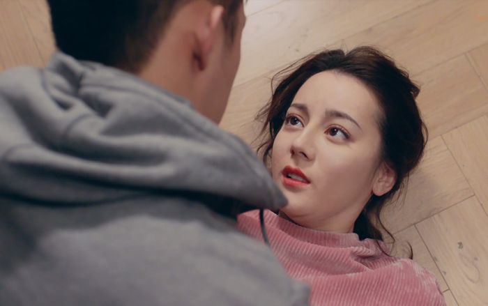 Tập 8 'Hạnh phúc trong tầm tay': Hoàng Cảnh Du nằm đè lên người Địch Lệ Nhiệt Ba, chuyện gì đã xảy ra?