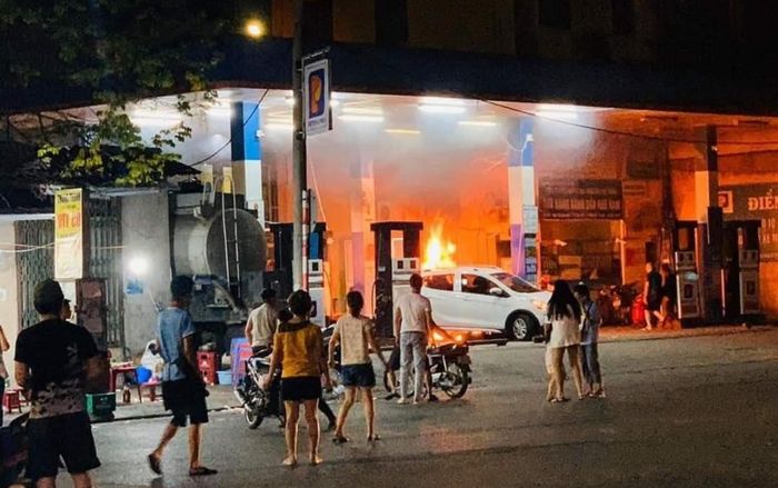 Cây xăng trên phố Hào Nam bốc cháy khi tài xế lùi ô tô làm đổ cột bơm, nhiều người một phen hoảng sợ