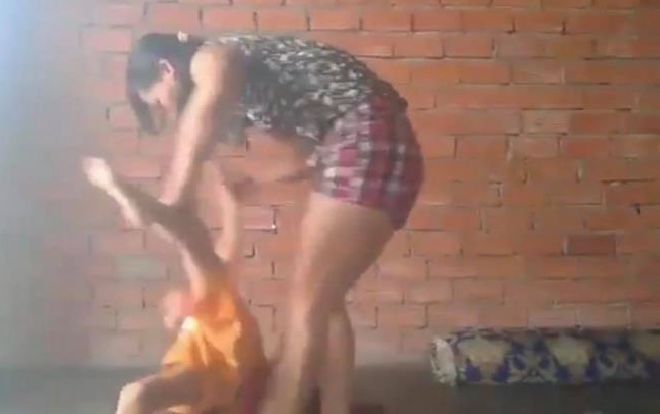 Xôn xao clip người phụ nữ quát mắng, đánh tới tấp vào đầu bé trai 5 tuổi ở Bình Dương