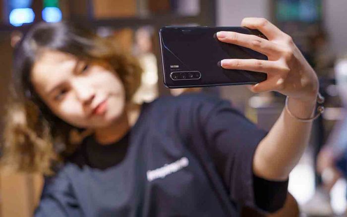 'Đọ' khả năng chụp selfie thiếu sáng của OPPO Reno3 và iPhone