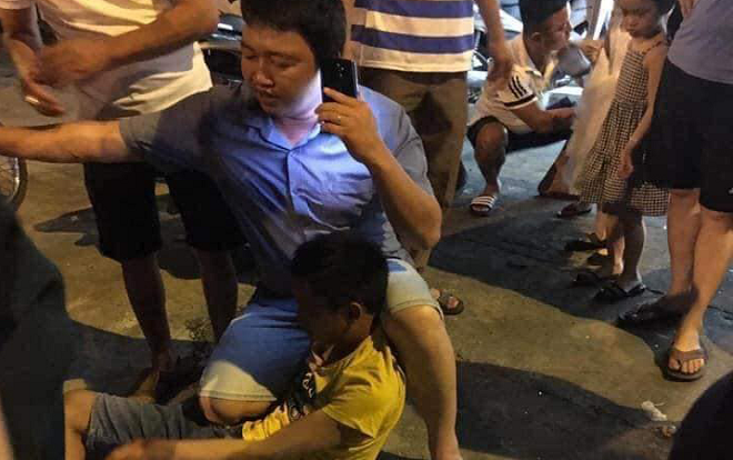 Quay lén người phụ nữ đi vệ sinh, nam thanh niên bị đánh hội đồng