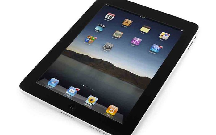 Đúng 10 năm trước, một sản phẩm bán chạy như tôm tươi của Apple lần đầu lên kệ toàn thế giới