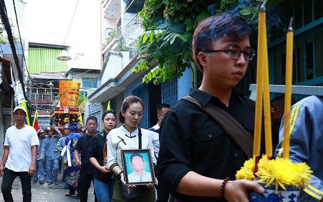 Dòng người đau xót đưa tiễn bé trai bị cây phượng đè tử vong, người mẹ kiệt sức vì mất mát quá lớn