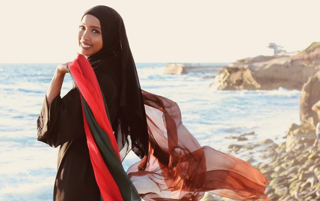 Nhà thiết kế sản xuất khăn trùm đầu cho nhân viên y tế tuyến đầu COVID-19