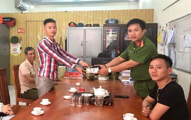 Trưởng Công an xã nhặt được vàng và 38 triệu đồng trả lại cho người bị mất