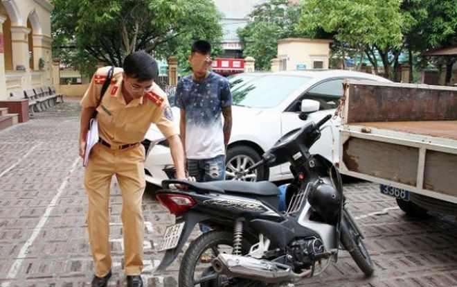 Nam thanh niên chưa có bằng lái vẫn liều lĩnh điều khiển xe bằng 2 chân