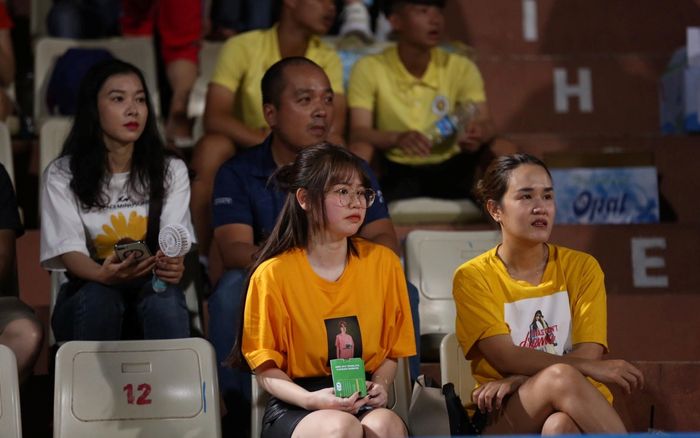 Huỳnh Anh khoe sắc trên khán đài cổ vũ Quang Hải