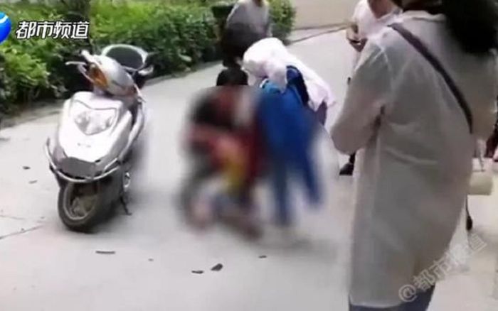 Đi thăm bà ngoại, bé trai tử vong vì bị gạch rơi trúng đầu