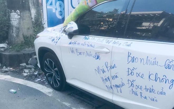 Bức xúc vì xe Lexus đỗ trước cửa, chủ nhà dùng bút dạ viết chi chít trên thân 'trả đũa' gây ngán ngẩm