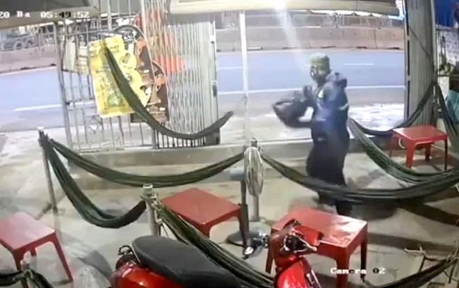 Truy bắt người đàn ông dùng búa tấn công hai chị em chủ quán cà phê lúc rạng sáng