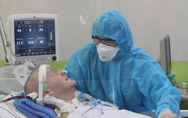 Nam phi công người Anh mắc COVID-19 đã mỉm cười, bắt tay bác sĩ bệnh viện Chợ Rẫy