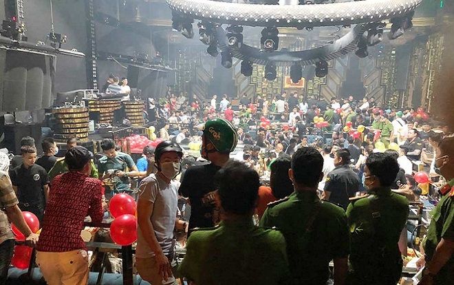Bất ngờ kiểm tra quán bar ven Sài Gòn, phát hiện hơn 200 dân chơi nghi 'phê' ma túy