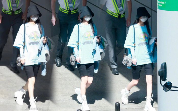 Sau màn khoe body săn chắc bất ngờ, Triệu Lệ Dĩnh tiếp tục 'gây sốt' với đôi chân nuột nà thon gọn